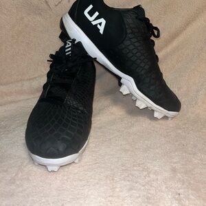 Under Armour Black and White CLEATS Athletic Shoes EUC